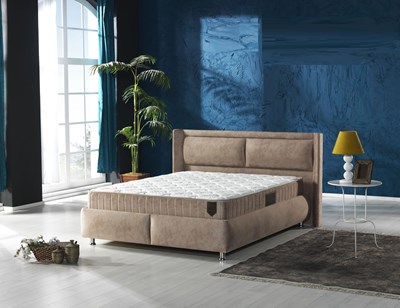 מיטה מרופדת כריות