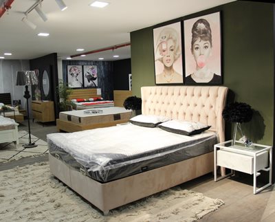 מגוון מיטות מרופדות כולל ארגזי מצעים